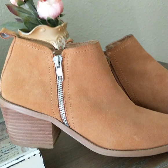 Look new! DV ankle, double side zip, size 7.5M, no marks or stains - Picture 2 of 9